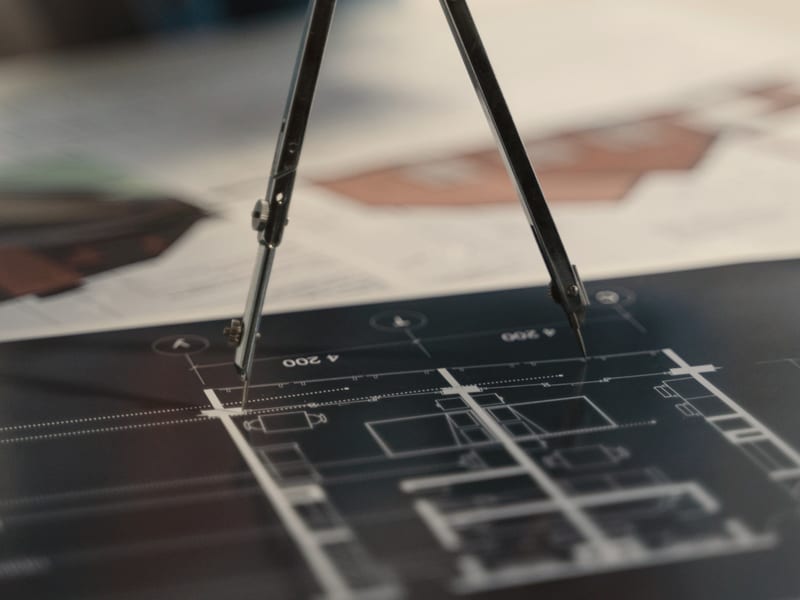 فرجار على مخطط هندسي بمقاسات